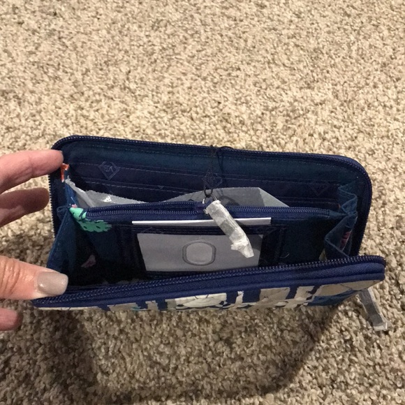 NWT Vera Bradley zip around wallet - Picture 2 of 4